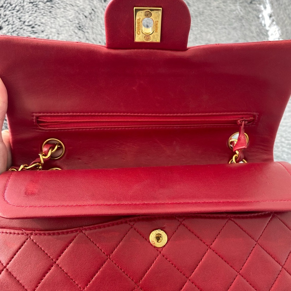 Chanel Classic Flap in Red Lambskin Series 1 Vintage 24k gold plated hardware - Picture 3 of 12